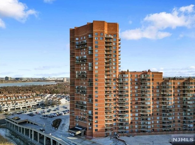 1005 Harmon Cove Tower, Secaucus NJ  07094-1712 exterior