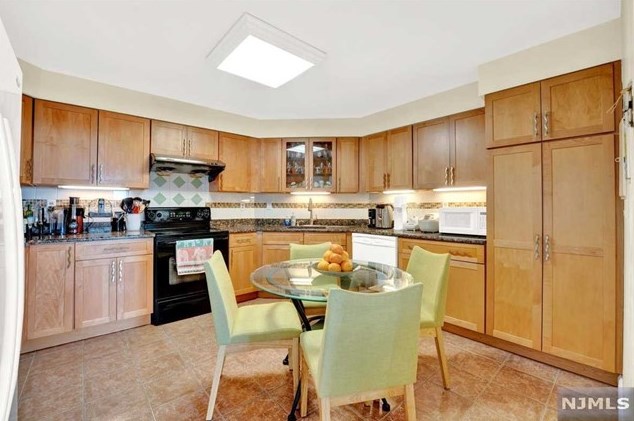 1005 Harmon Cove Tower, Secaucus NJ  07094-1712 exterior