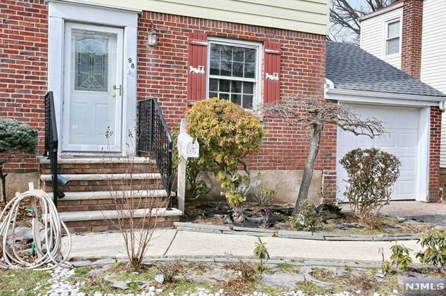 98 Hillcrest Dr, Dumont, NJ 07628