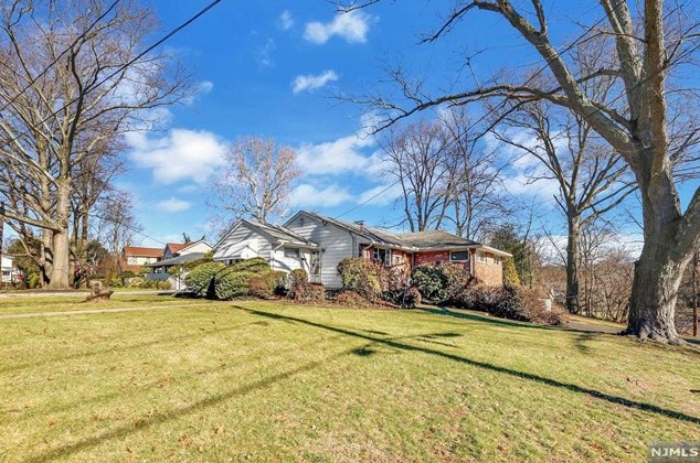 49 Lylewood Dr, Tenafly, NJ 07670