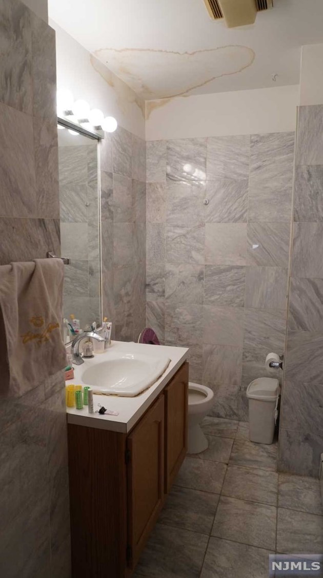 13 Westley Ln, N Milford, NJ 07646