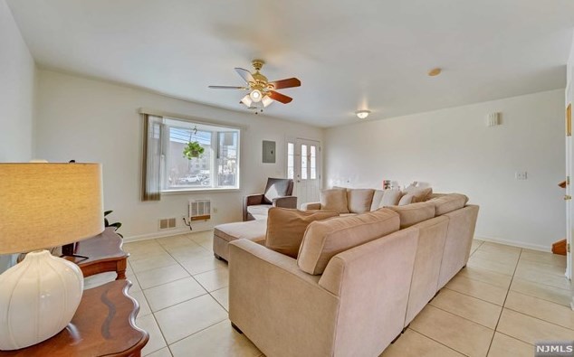53 Val Sumo Ln, Newark, NJ 07105-3528