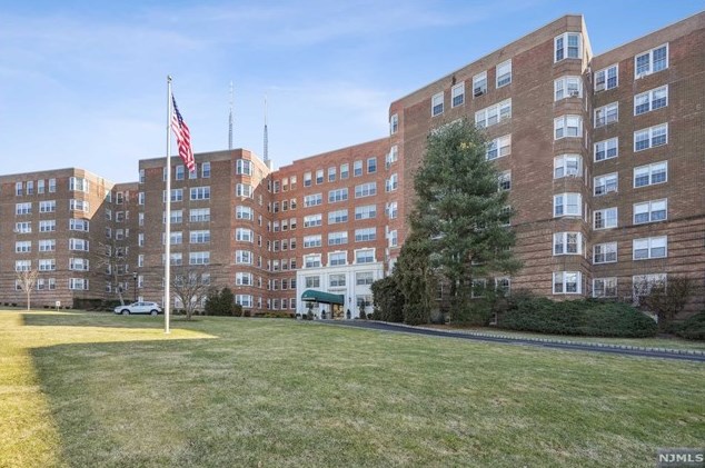 10 Crestmont Rd #5j, Montclair, NJ 07042