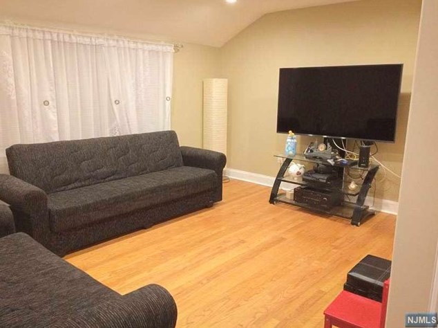 164 E 54th St, Elmwood Park, NJ 07407