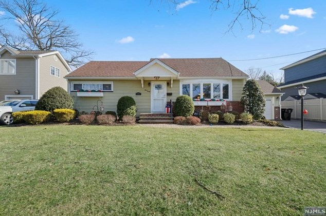 340 Alan Dr, Paramus, NJ 07652