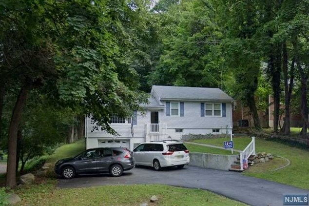 17 Pawnee Ave, Oakland, NJ 07436
