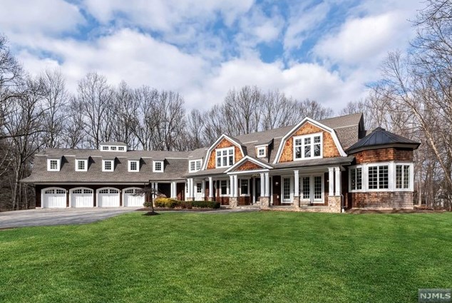 111 Fardale Ave, Mahwah, NJ 07430