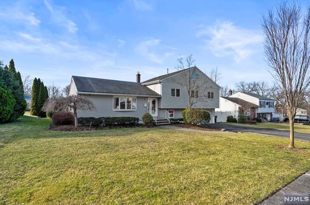 64 Croton Pl, Paramus, NJ 07652
