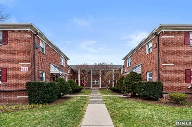 721 Broad Ave, Ridgefield, NJ 07657