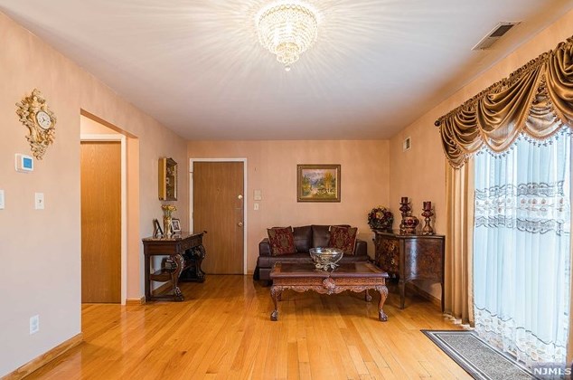 825 Riverside Ave #107, Lyndhurst, NJ 07071