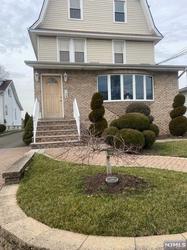 215 Jay Ave, Lyndhurst, NJ 07071