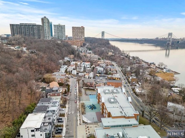 790 Undercliff Ave, Edgewater NJ  07020-1521 exterior