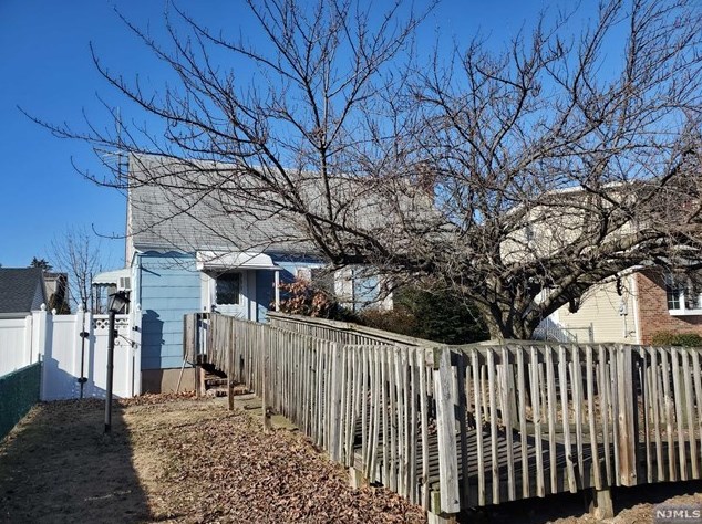 589 Hickory Ave, Saddle Brook, NJ 07663-4410