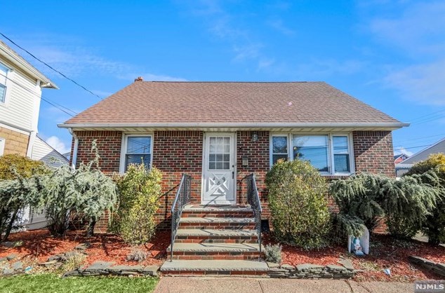 489 River Dr, Elmwood Park, NJ 07407