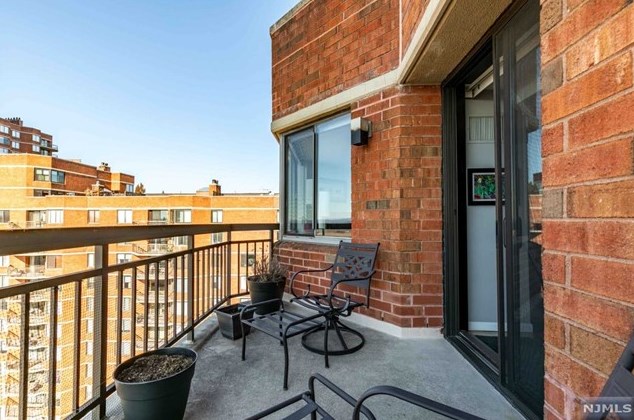 1314 Harmon Cove Tower, Secaucus, NJ 07094