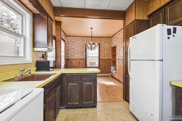 61 Elizabeth Ave, Elmwood Park NJ  07407-3019 exterior