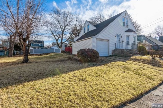 61 Elizabeth Ave, Elmwood Park, NJ 07407-3019