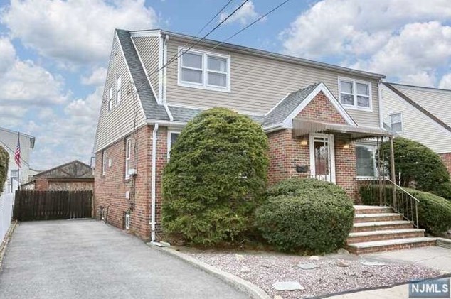 370 President St, Saddle Brook, NJ 07663