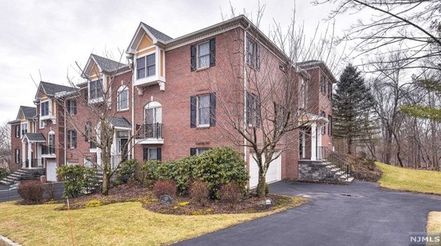 15 Spring Hill Cir, Wayne, NJ 07470-8426