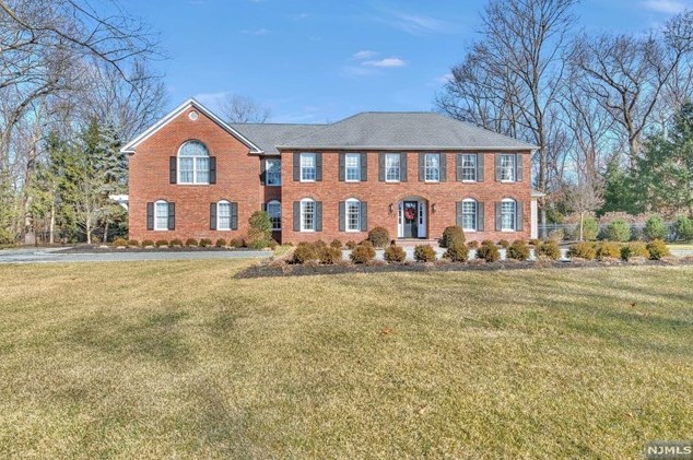 252 Oldwoods Rd, Franklin Lakes, NJ 07417
