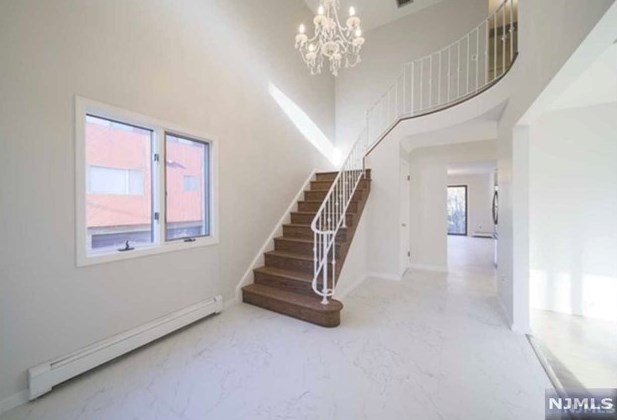 2417 Hammett Ave, West Fort Lee, NJ 07024-3903