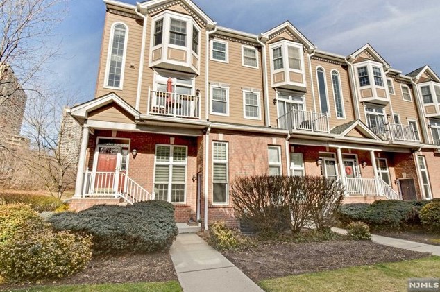 314 Midland Ct, West New York, NJ 07093