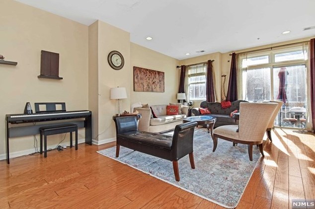 314 Midland Ct, West New York NJ  07093-8331 exterior