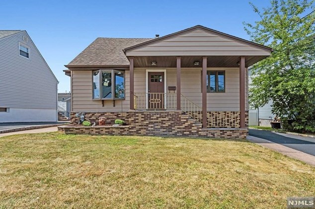 348 Wilson Ave, Lyndhurst NJ  07071-3324 exterior