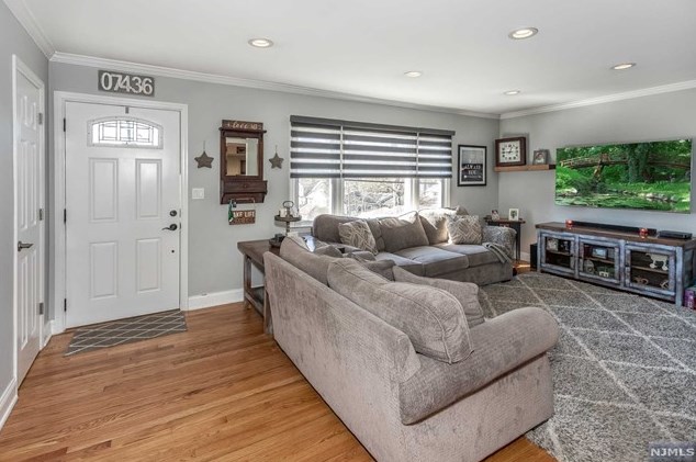 50 Sioux Ave, Oakland, NJ 07436