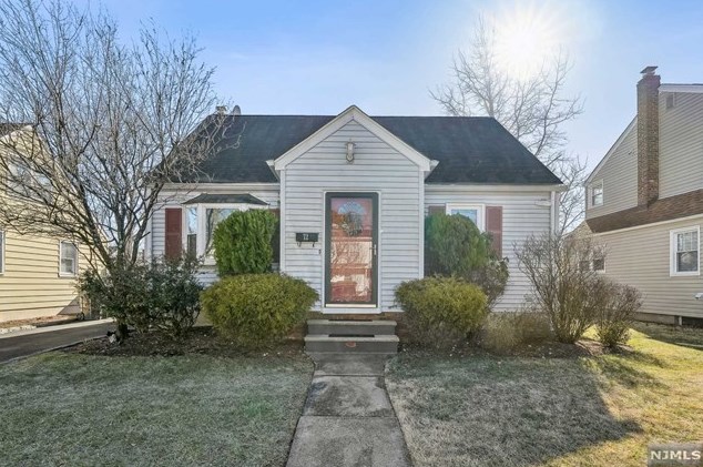 72 Reid Ave, Bergenfield, NJ 07621-1923