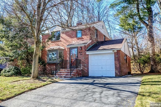 72 Hillside Ave, Westwood, NJ 07675-1510