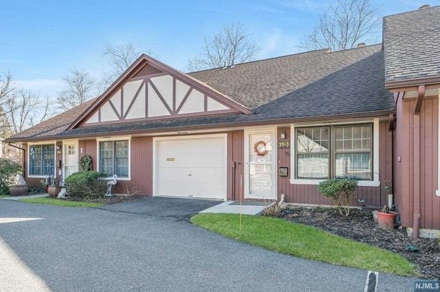 35-3 Tamaron Dr, Waldwick, NJ 07463