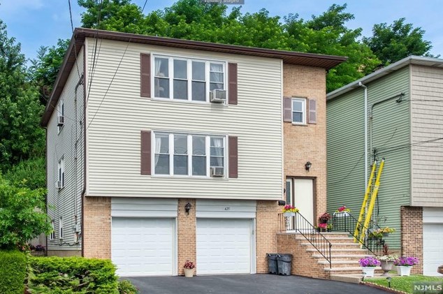 425 Farnham Ave, Lodi, NJ 07644
