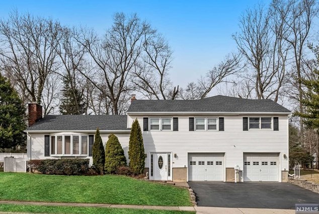 33 Evergreen St, Waldwick, NJ 07463-1404