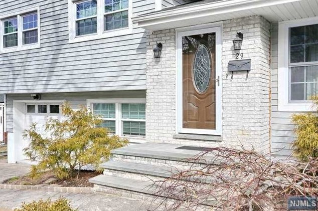 29 Byrne Pl, Bergenfield, NJ 07621-1002