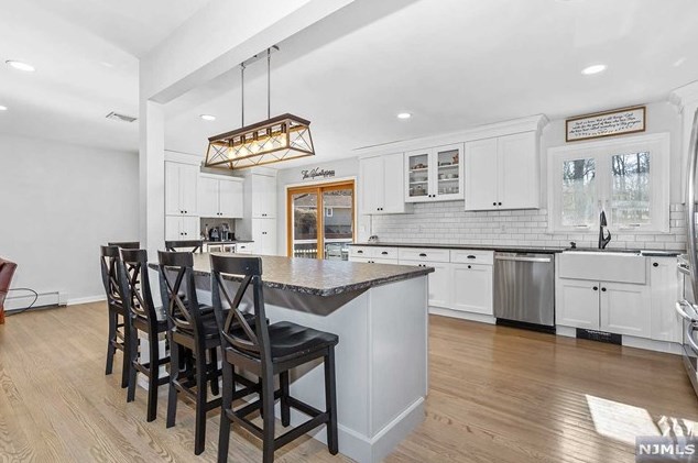 9 Glen Gray Rd, Oakland, NJ 07436