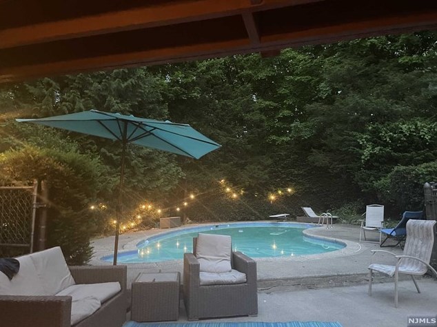 6 Whitman Dr, Parsippany, NJ 07834