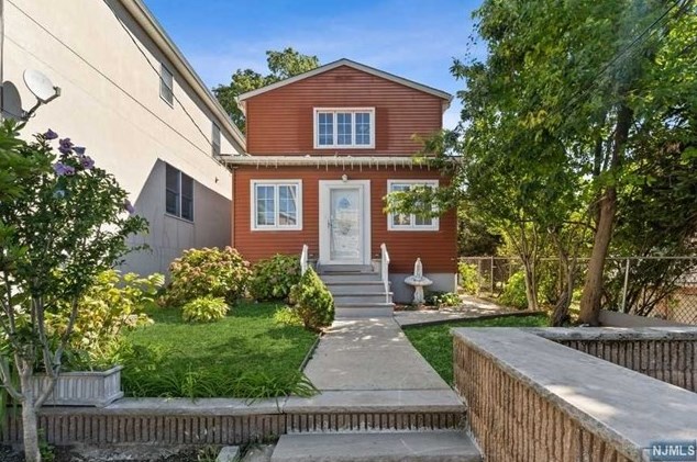 338 Gorge Rd, Cliffside Park, NJ 07010