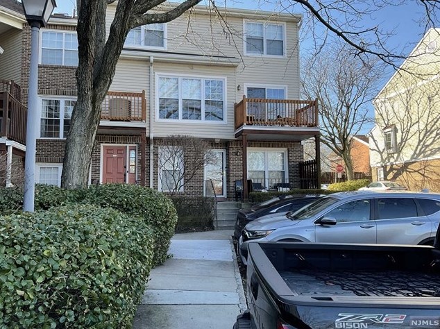 762 Charles Ct, West Fort Lee, NJ 07024-2152