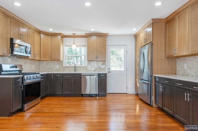 84 Donald Pl, Waldwick, NJ 07463-2305