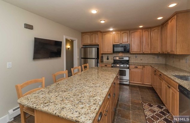 39 Rea Ave, Midland Pk NJ 07432-1930 exterior