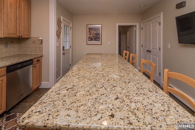 39 Rea Ave, Midland Pk NJ 07432-1930 exterior