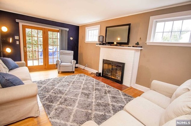 27 Colonial Pkwy, Dumont, NJ 07628