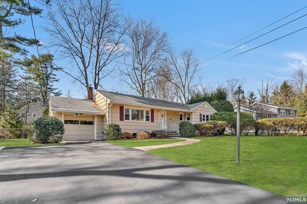 92 Greenbrook Pl, Park Ridge, NJ 07656