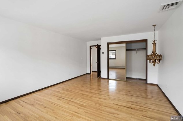 1 Jane Ct, Secaucus NJ  07094-4202 exterior