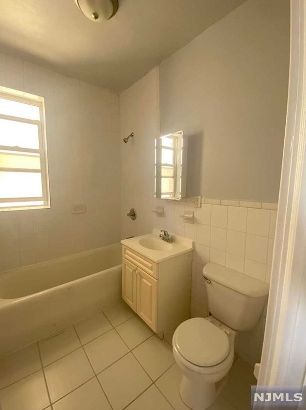 7112 Park Ave #306, North Bergen, NJ 07047