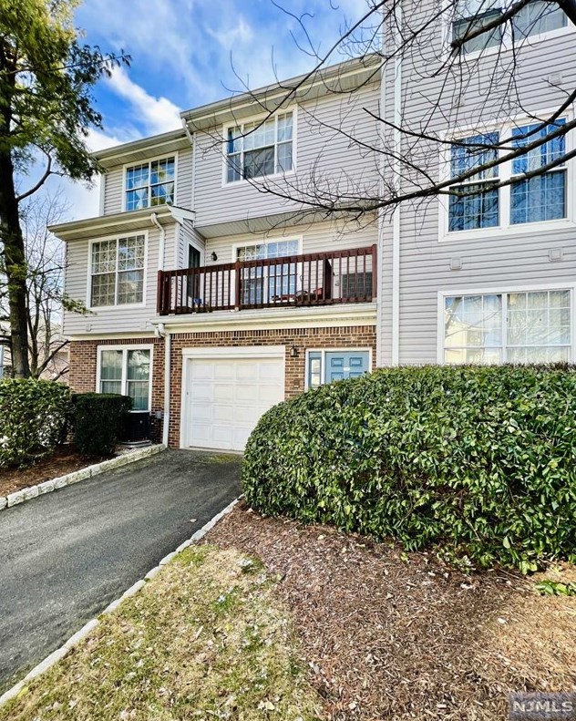 220 Village Circle Dr, West Fort Lee NJ 07024-2119 exterior