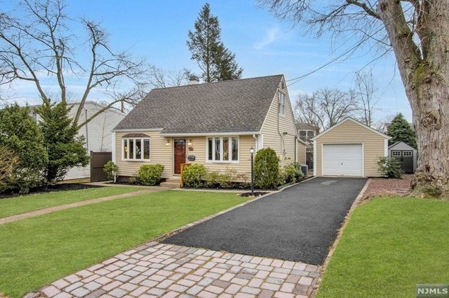 36 Richard Dr, Waldwick, NJ 07463-2025