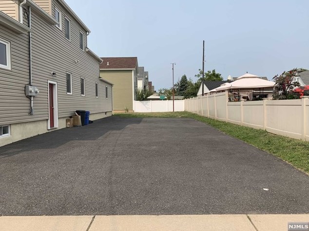 41 Mercer St, Wallington, NJ 07057