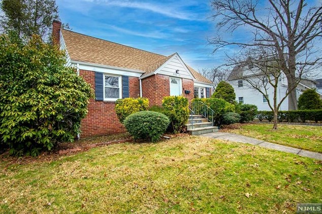 76 Cresskill Ave, Dumont, NJ 07628
